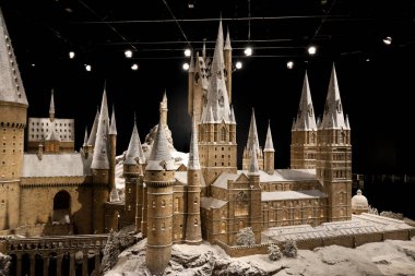 Tokyo, Japonya - 13 Aralık 2024: Warner Bros Studio Tour Tokyo 'nun içindeki ana kale 