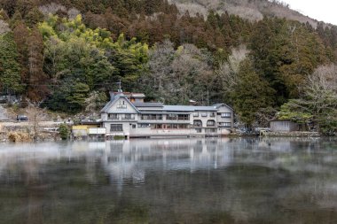 Yufuin, Japonya - 26 Ocak 2023 'te Japonya' nın Kinrin Gölü, Yufuin, Japonya 'da doğa manzaralı bir göl olan vintage resterant güzel bir manzaraya sahiptir.