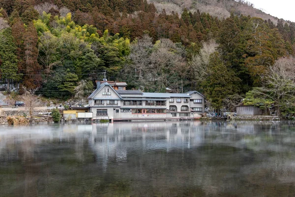 Yufuin, Japonya - 26 Ocak 2023 'te Japonya' nın Kinrin Gölü, Yufuin, Japonya 'da doğa manzaralı bir göl olan vintage resterant güzel bir manzaraya sahiptir.
