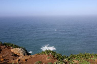 Cabo da Roca 'nın manzarası Portekiz' in simgesidir.