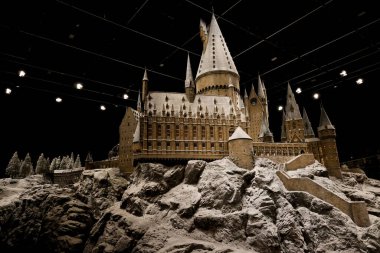 Tokyo, Japonya - 13 Aralık 2024: Warner Bros Studio Tour Tokyo 'nun içindeki ana kale 