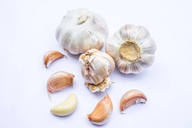 Sarımsak. Beyaz arka plan üzerinde izole taze sarımsak.