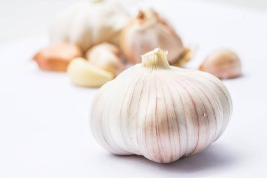 Sarımsak. Beyaz arka plan üzerinde izole taze sarımsak.