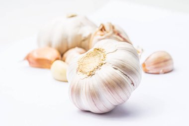 Sarımsak. Beyaz arka plan üzerinde izole taze sarımsak.