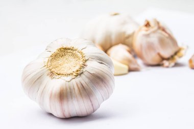 Sarımsak. Beyaz arka plan üzerinde izole taze sarımsak.