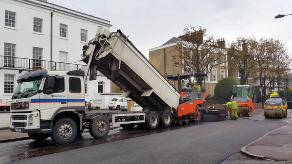 London November 2018 Workers Resurface Laying Asphalt Street London — Stock Photo, Image