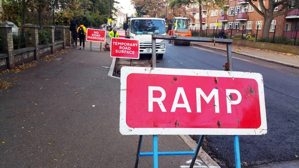 London October 2018 Workers Put Some Signs Closed Road Because — Stock Photo, Image