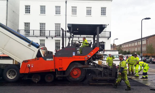 2018年11月1日 工人在联合王国伦敦的街道上铺设沥青重新铺设沥青 — 图库照片