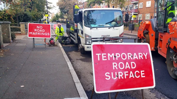 ロンドン 10月 2018 労働者は ロンドン 英国の道路標識に沿って道路にアスファルトを横たえました — ストック写真