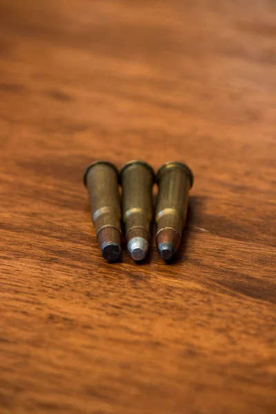 Tres Balas Sobre Fondo Madera — Foto de Stock