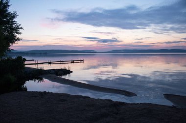 Round Lake, Ontario, Kanada sahilinden gün doğumu