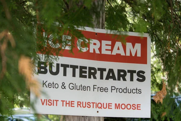 Killaloe, Ontario / Kanada - Temmuz, 24, 2020: Dondurma, tereyağlı tartlar, keto & glütensiz ürünler veya mağaza reklam tabelası 