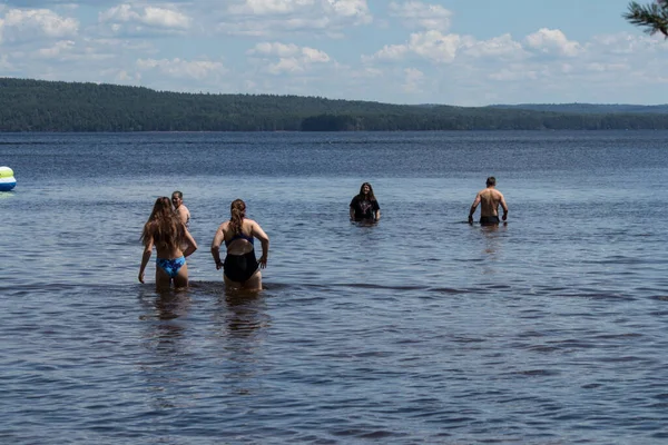 Killaloe, Ontario / Kanada - 24 Temmuz 2020: Yüzmeye hazırlanan bir grup insan 