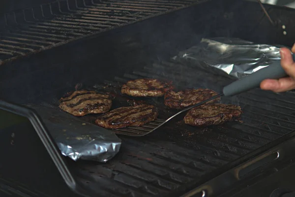 Burgers Aardappelen Verpakt Aluminiumfolie Die Barbecue Wordt Gekookt — Stockfoto