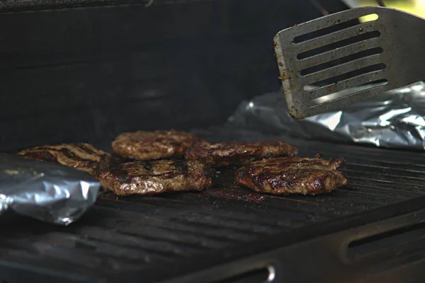 Burgers Aardappelen Verpakt Aluminiumfolie Die Barbecue Wordt Gekookt — Stockfoto