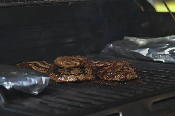 Burgers Aardappelen Verpakt Aluminiumfolie Die Barbecue Wordt Gekookt — Stockfoto