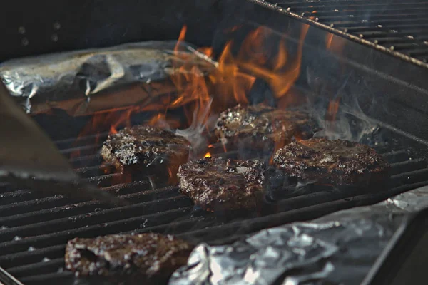 Burgers Aardappelen Verpakt Aluminiumfolie Die Barbecue Wordt Gekookt — Stockfoto