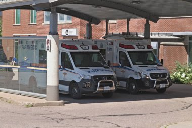 Pembroke, Ontario / Kanada - 30 Temmuz 2020: Ambulans Pembroke bölge hastanesinin önüne park edildi EMS çalışanı bir sonraki çağrı için hazırlanıyor