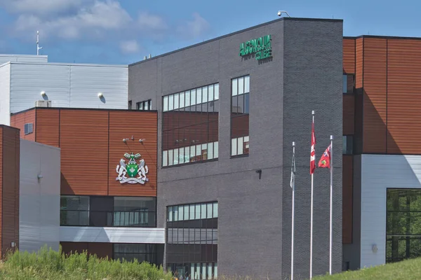Pembroke, Ontario / Kanada - 30 Temmuz 2020: Pembroke, Ontario, Kanada 'daki Algonquin College binası