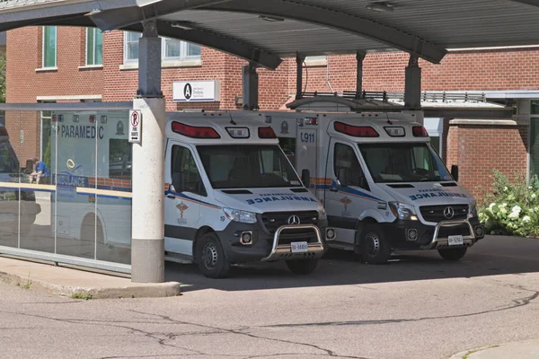 Pembroke, Ontario / Kanada - 30 Temmuz 2020: Ambulans Pembroke bölge hastanesinin önüne park edildi EMS çalışanı bir sonraki çağrı için hazırlanıyor