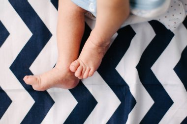 Yeni doğmuş bebek ayakları ve bacakları. Nazik ve buruşuk.