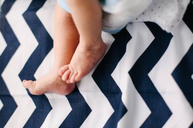 Yeni doğmuş bebek ayakları ve bacakları. Nazik ve buruşuk.