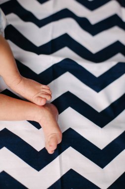 Yeni doğmuş bebek ayakları ve bacakları. Nazik ve buruşuk.