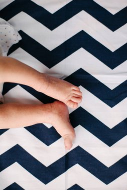 Yeni doğmuş bebek ayakları ve bacakları. Nazik ve buruşuk.