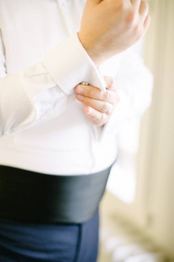 Damat kol düğmelerini bağlıyor. Düğün hazırlıkları..