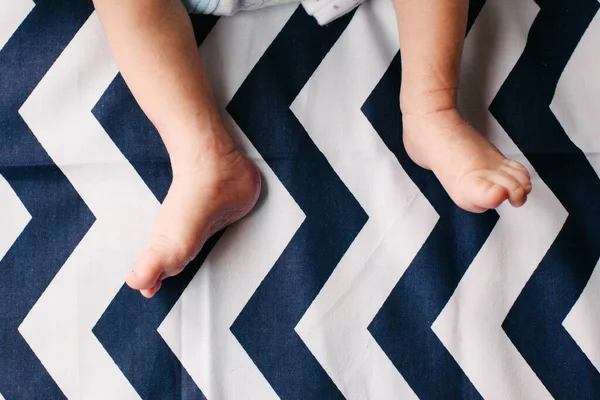 Yeni doğmuş bebek ayakları ve bacakları. Nazik ve buruşuk.