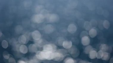 Işığın Bokeh etkisi. Mavi deniz. Güneş ışığında parlayan deniz.