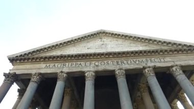 Tarihsel yerler. Pantheon 'un genel görüşü. Pantheon 'un sütunları içeride ve meydanda.