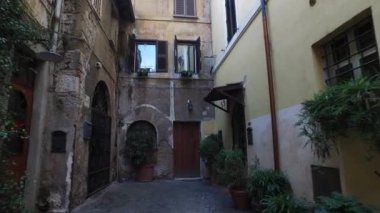 İtalya ve Roma sokakları. Daireler ve sokaklar. Büyüleyici bir atmosfer.