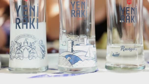 Mula Bodrum Türkei Juni 2020 Raki Glas Und Raki Jemand — Stockvideo