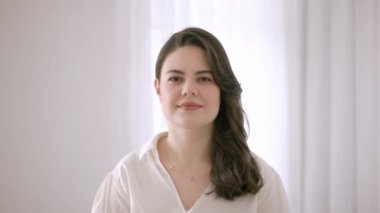 Şaşırmış Avrupalı kadın. Güzel, gülümseyen kadın. Avrupalı güzel kadın.