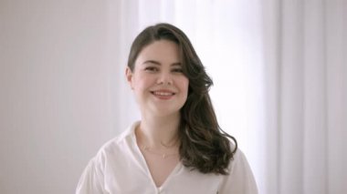 Güzel, gülümseyen kadın. Başarılı ve mutlu bir kadının portresi. Avrupalı güzel kadın. 