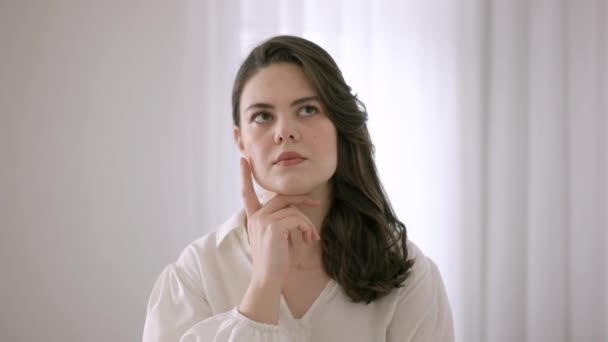 Europäisches Frauendenken Nachdenklicher Ausdruck Europäische Hübsche Frau — Stockvideo