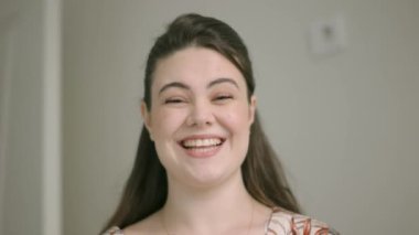 Konuşan kadın videosu. Kameraya bakıyor, el sallıyor..