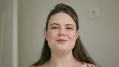 Konuşan kadın videosu. Kadın diğer kişiye bir şey söylüyor..