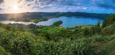 Güzel gün batımı volkanik göl arasında dağlar yeşil gür ve Azores San Miguel Adası'nda Ciete Cidades vadisinde ağaçları ile