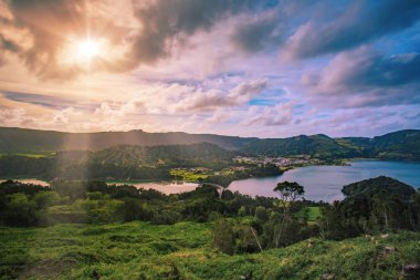 Güzel gün batımı volkanik göl arasında dağlar yeşil gür ve Azores San Miguel Adası'nda Ciete Cidades vadisinde ağaçları ile
