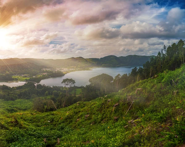 Wunderschöner Vulkansee Bei Sonnenuntergang Zwischen Bergen Mit Üppigem Grün Und — Stockfoto
