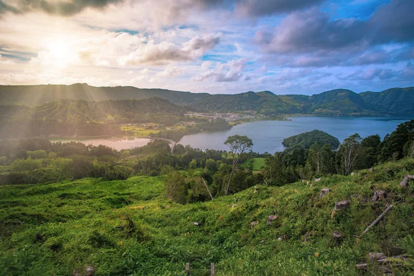 Beautiful Sunset Volcanic Lake Mountains Green Lush Trees Ciete Cidades — Stock Photo, Image