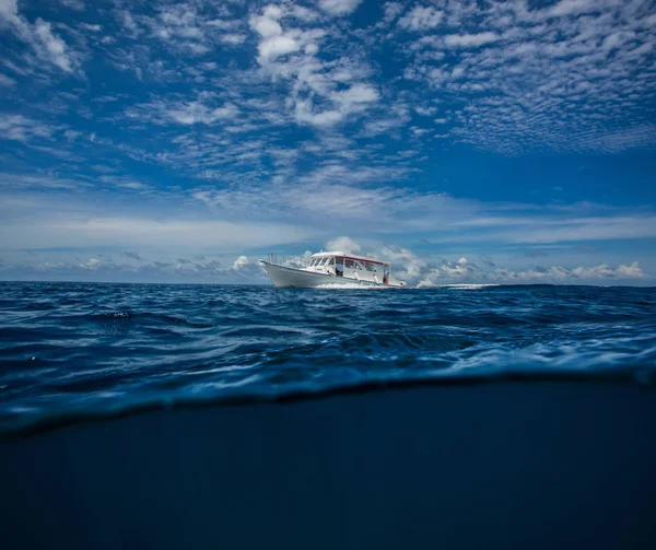 Белая Подводная Лодка Поверхности Воды Тропическом Океане Голубым Небом — стоковое фото