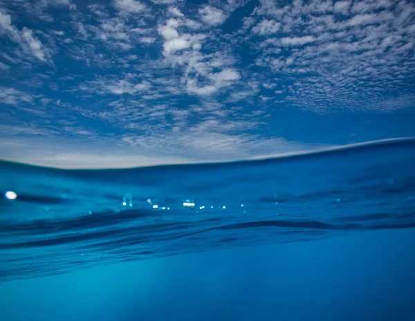 Wasseroberfläche Blauen Meer Gespalten Mit Himmel Und Luft Durch Wasserlinie — Stockfoto