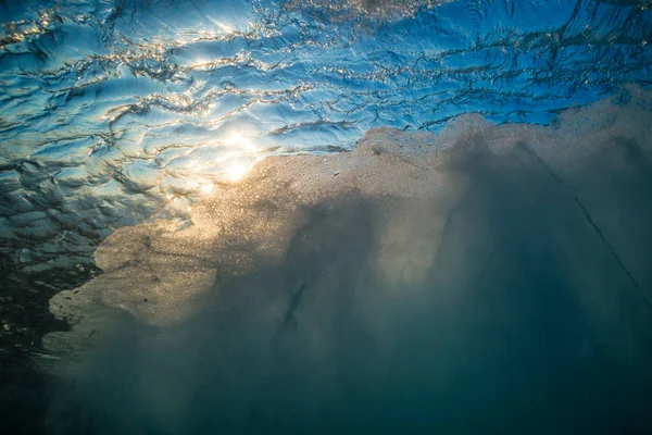 Superfície Água Com Luz Sol Através Onda Vista Subaquática Com — Fotografia de Stock