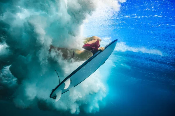Surfer Dziewczyna Pod Fala Przeciw Błękitne Morze Kolorowych Powierzchni Wody — Zdjęcie stockowe