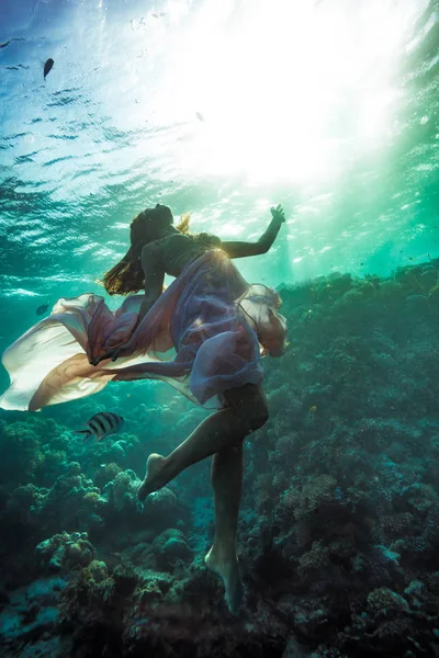Derin Deniz Giymiş Pembe Elbise Uzun Akan Suyun Altında Kızı — Stok fotoğraf