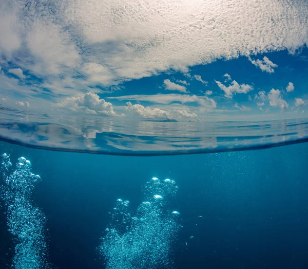 Klidné Moře Pozadí Klidným Odražené Vody Bohaté Mraky Vzduchové Bubliny — Stock fotografie