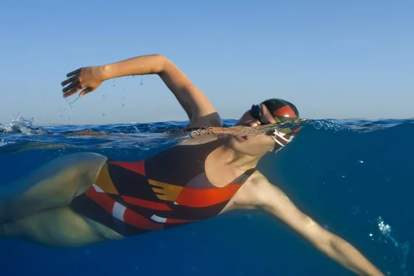 Nuotatrice Professionista Femminile Acqua Blu Mare Mezzo Colpo Spaccato Acqua — Foto Stock